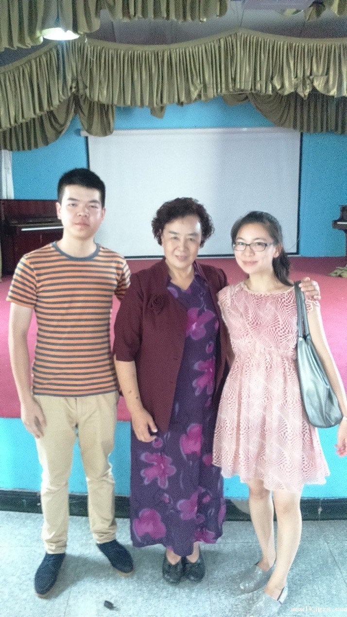 图为点点官网taptapapp下载员工与太阳村办人张淑琴女士合影留念