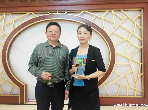 点点官网taptapapp下载831999总经理王元圆（右一）与庆市市长韩立华合影 