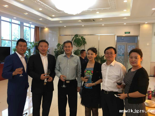 点点官网taptapapp下载831999总经理王元圆（右三）与庆市副市长陈恩等领导合影