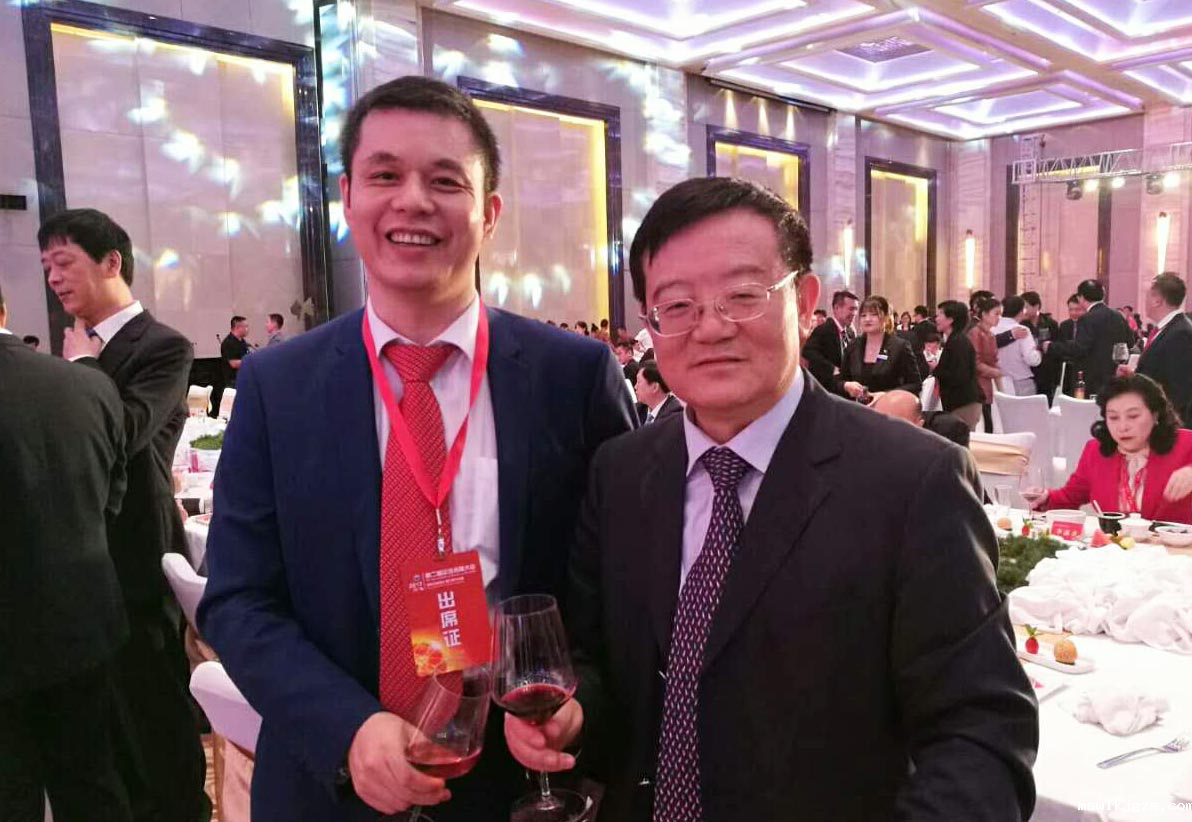 全国工商联党组书记、常务副主席徐乐江（右）与taptap点点官方网董事长郑两斌（左）