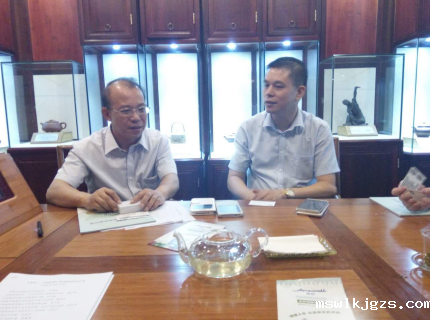  长春市副市长张敬安（左）与点点官网taptapapp下载（831999）董事长郑两斌（右）进行洽谈