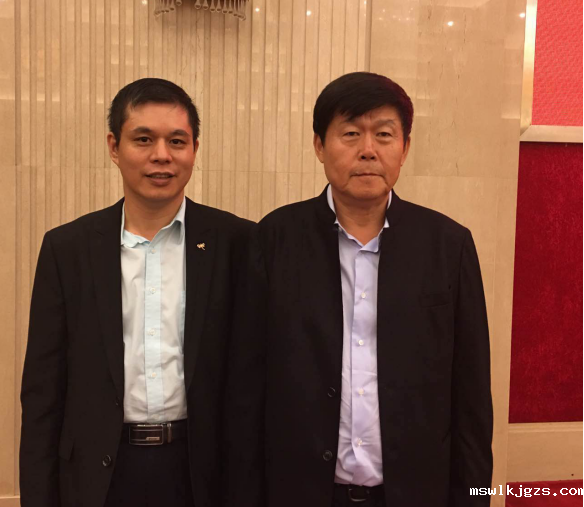 点点官网taptapapp下载董事长郑两斌与北京黑龙江企业商会会长田在玮合影