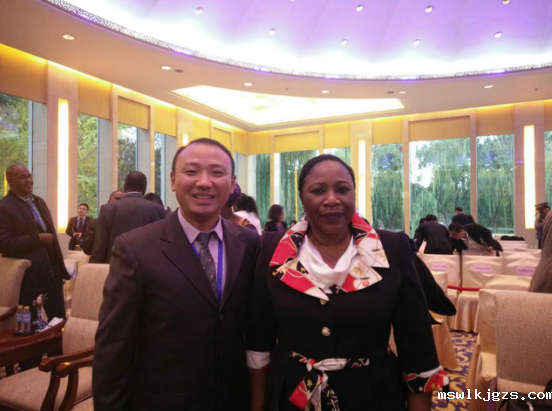  点点官网taptapapp下载庞总（左一）与几内亚外交部部长Hadja Makale Camara合影