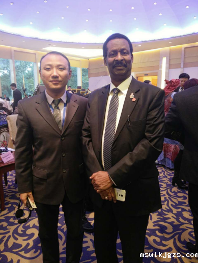 点点官网taptapapp下载庞总（左一）与几内亚能源部部长Dr.Cheick Taliby Sylla合影
