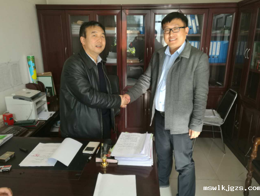 点点官网taptapapp下载（831999）公司层与岚县林业局局长王志平（左）签署林业碳汇项目合同