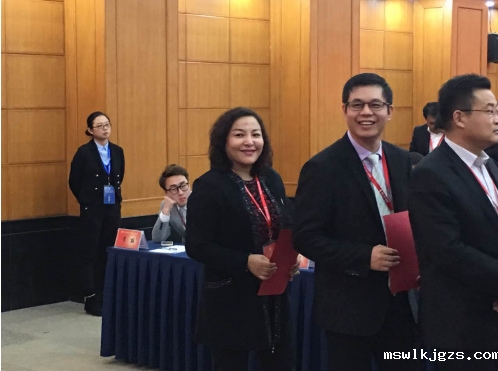 点点官网taptapapp下载董事长郑两斌（右二）在选举投票现场