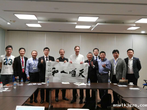 点点官网taptapapp下载董事长郑两斌（左四）与加坡太阳能研究中心合影