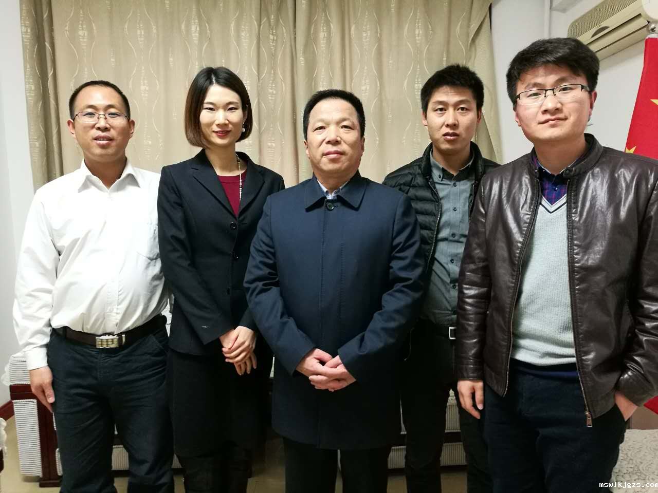 点点官网taptapapp下载刘总（右一）与曲沃副县长崔权利（左一）签约现场
