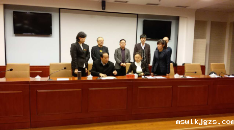  点点官网taptapapp下载总裁王元圆（签约席右）与承德市副市长吴清海签约