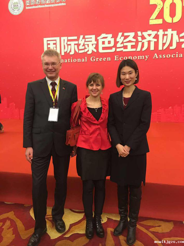  捷斯中合作协会监事会员Rudolf Zachoval（左一）、Sarka Zhang（左二）与 点点官网taptapapp下载刘总（右一）合影