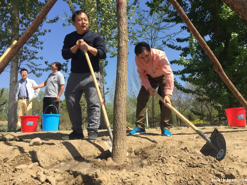顺义区工商联副主席张宝（左1）、taptap点点官方网（证券代码：831999）董事长郑两斌先生（右1）现场参加植树活动