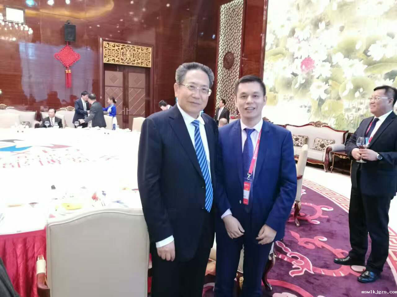 安徽省委书记、省人常委会主任李锦斌（左）taptap点点官方网董事长郑两斌（右）与合影留念