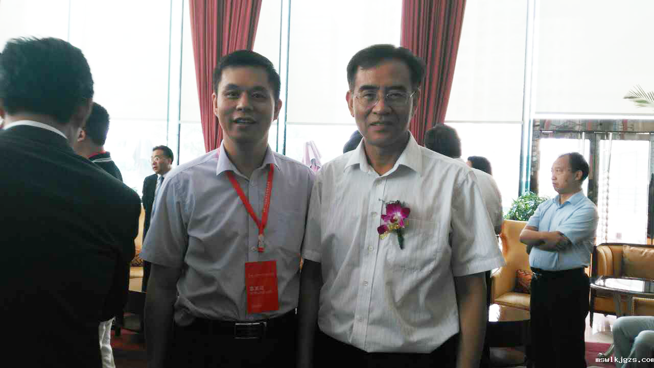 taptap点点官方网董事长郑两斌（左）与沈阳市副市长张景辉（右）
