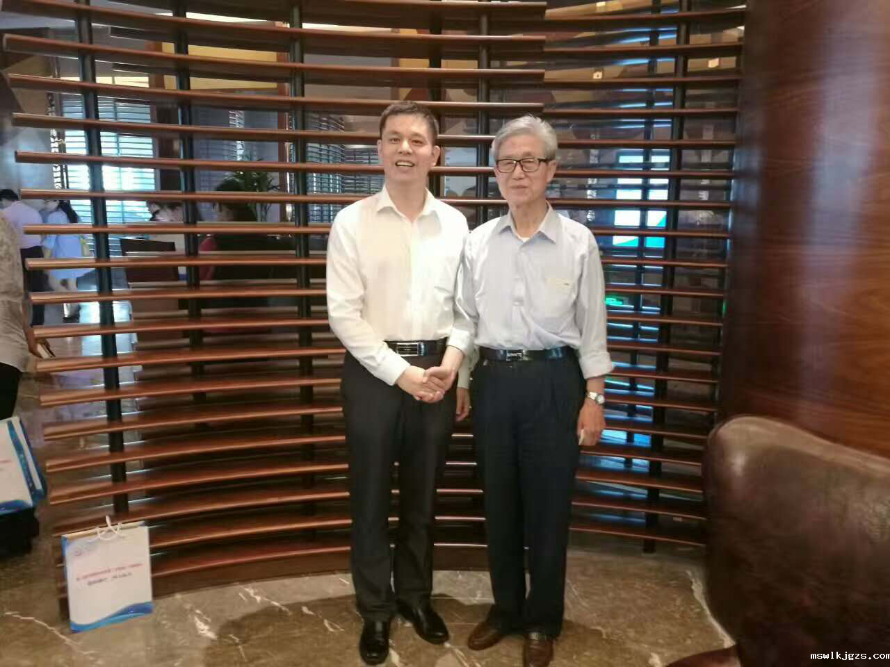 taptap点点官方网董事长郑两斌（左）与中国工程院院士顾国彪（右）