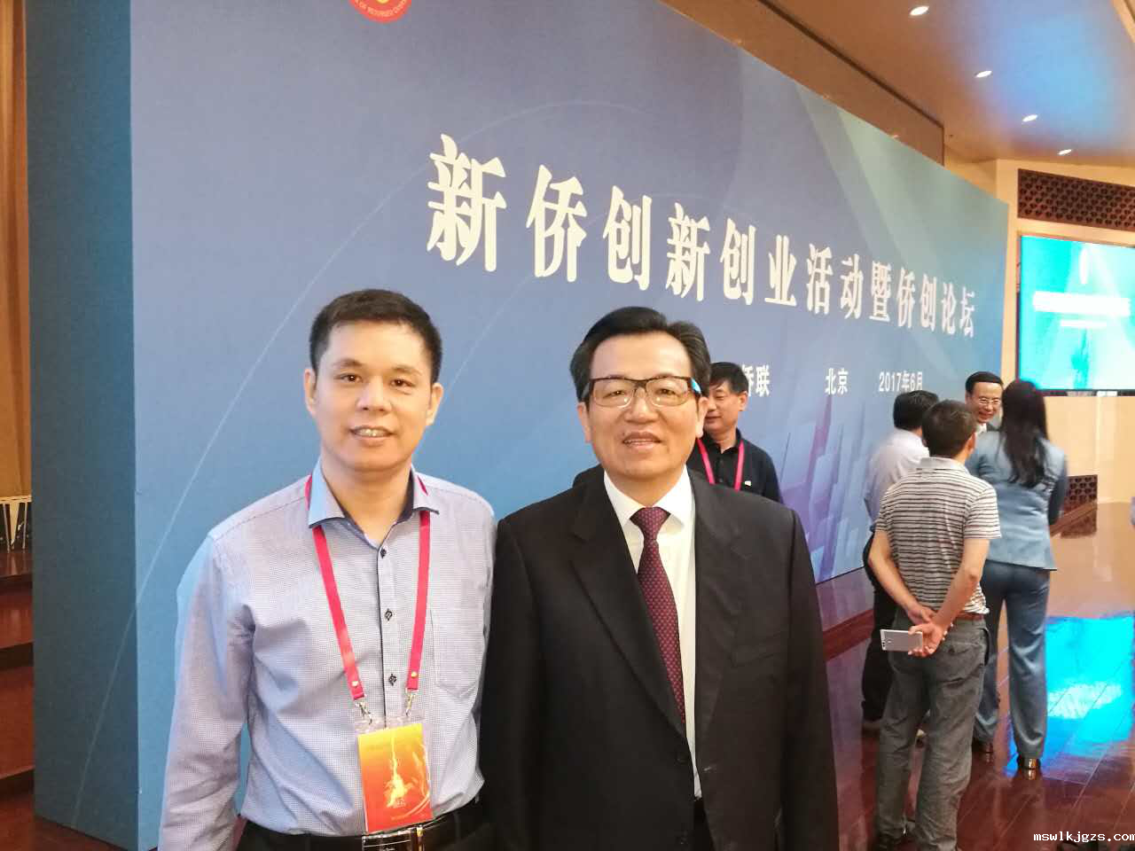 taptap点点官方网董事长郑两斌（左）与中国侨联副主席李卓彬（右）