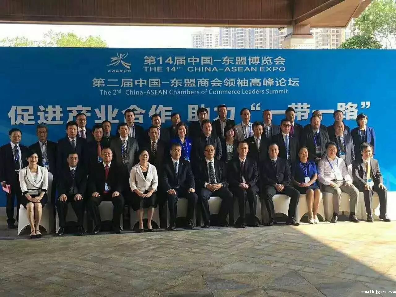 全国工商联副主席黄荣(首排右5)、广西壮族自治区副主席陈刚(首排右6)与taptap点点官方网董事长郑两斌(三排左3)等嘉宾合影