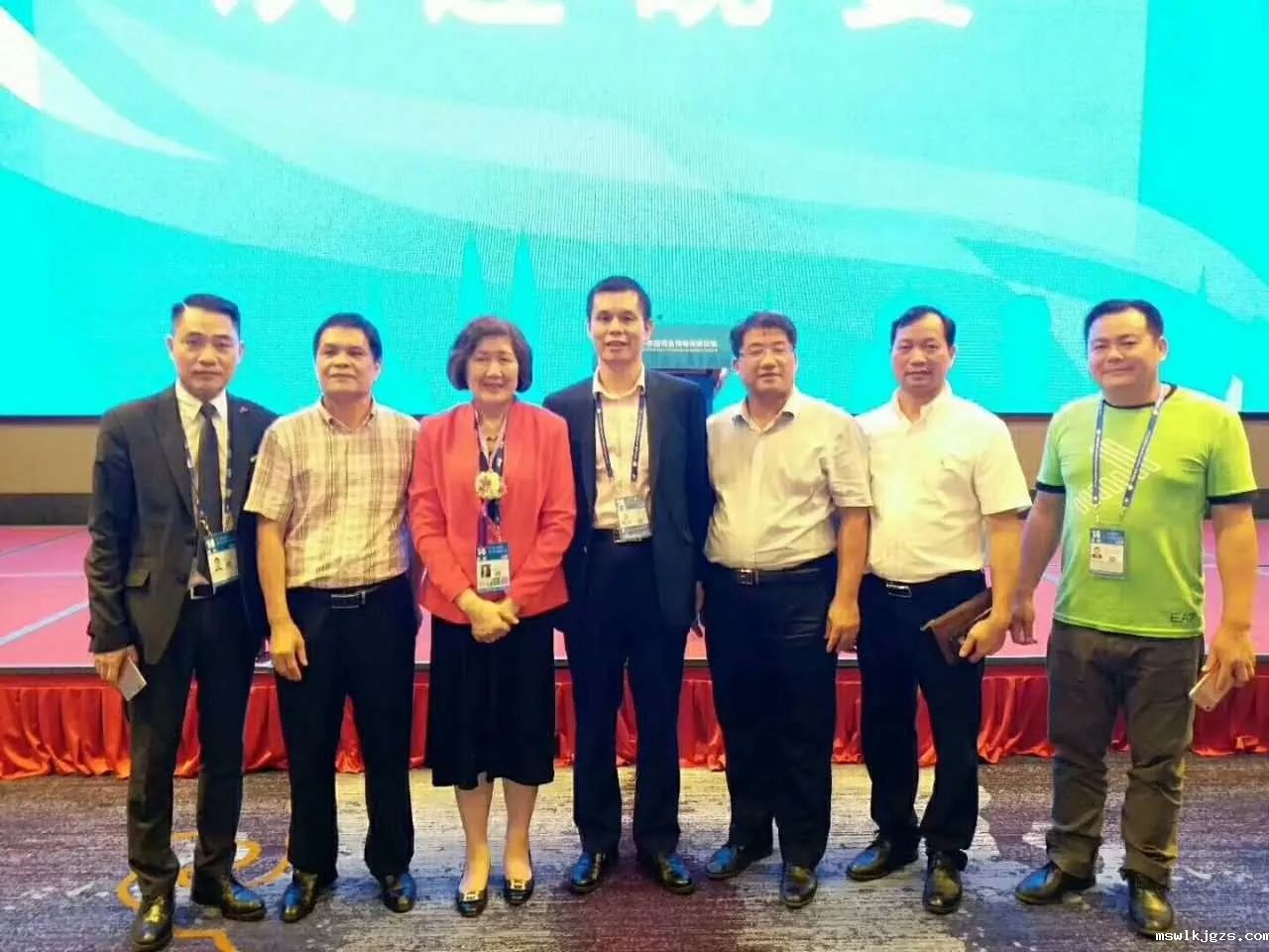 泰国广西总会主席李铭如(左3)与taptap点点官方网董事长郑两斌(中)等精英合影