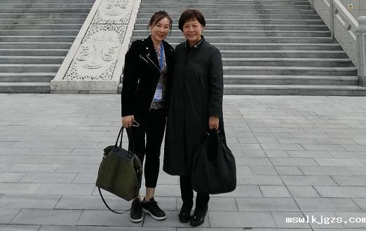 与北京市政府副秘书长陈蓓女士合影